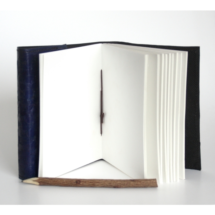 Notizbuch / Skizzenbuch, Ledereinband blau, Handgearbeitet / Handgebunden.